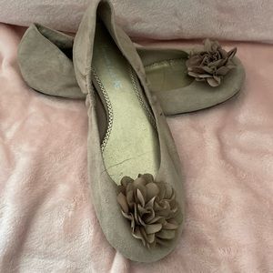 Beige sued flats